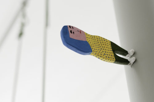 Dettaglio divertente piccola opera di un artigiano coreano con piedi magnetici